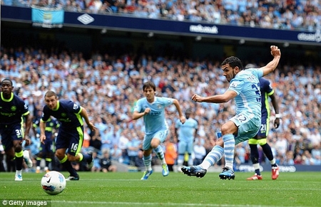 Tevez bỏ lỡ quả penalty cho Man City