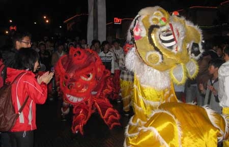 Đội múa lân cũng nhiệt tình biểu diễn
