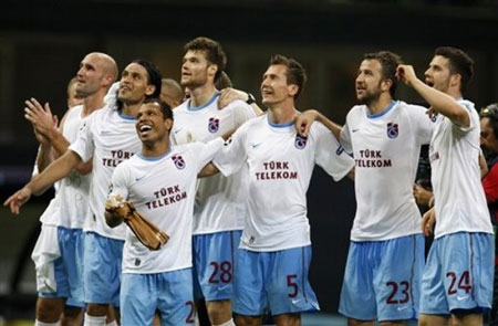 Inter Milan bị &quot;chú lùn&quot; đánh gục trên sân nhà