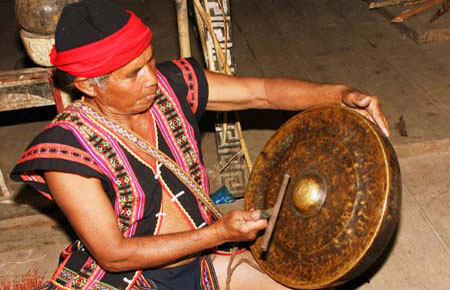 “Nghề” chỉnh chiêng và tạc tượng đang mai một