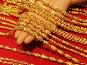 Giá vàng lao dốc mạnh nhất kể từ đầu tháng Năm