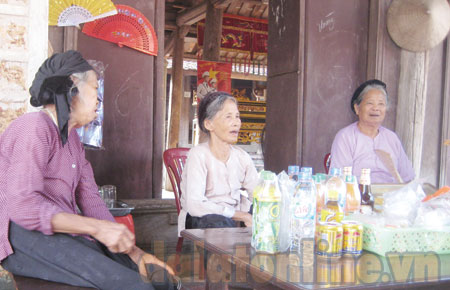 Trò chuyện bên quán nước