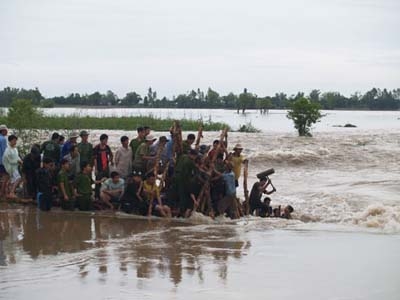 Hình ảnh: Kinh hoàng vỡ đê tại An Giang, Đồng Tháp
