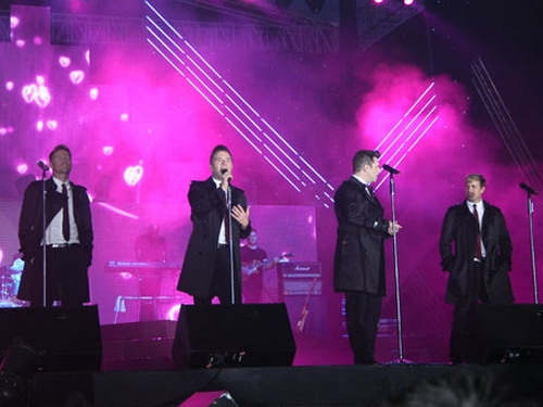 Westlife cùng fan “đốt cháy” Mỹ Đình