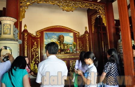 Du khách thăm khu tưởng niệm