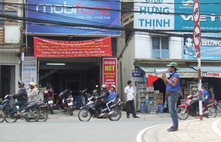 Ngay sau lễ ra mắt, thanh niên tình nguyện đã tỏa ra các ngã đường để tuyên truyền luật ATGT