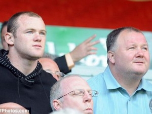 Bố và bác của Rooney bị bắt vì tình nghi cá độ
