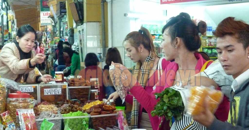 Khách du lịch chọn mua mứt ở chợ Đà Lạt