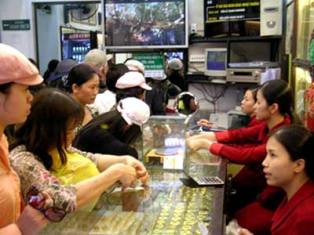 Giá vàng trong nước đi ngược thế giới