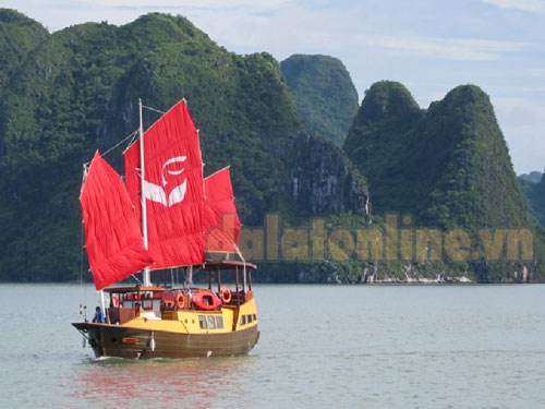 Thưởng ngoạn Vịnh Hạ Long xuyên ngày đêm trên du thuyền riêng sang trọng