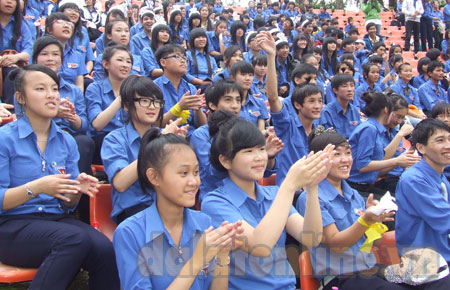 Màu áo xanh ngập tràn khán đài
