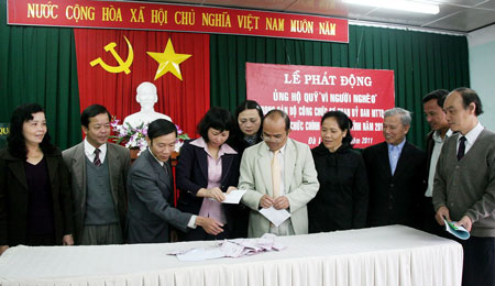 Hưởng ứng “Tháng cao điểm vì người nghèo” năm 2011