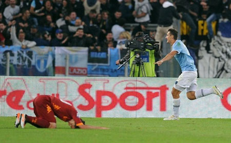  Các cầu thủ Roma phủ phục dưới chân Klose