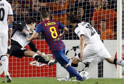 Thắng nhẹ Plzen, Barca duy trì ngôi đầu bảng