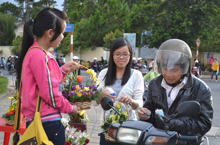 Những lẵng hoa, bó hoa có giá từ 40.000 – 90.000 đồng (tuỳ số lượng bông) và bán lẻ 10.000đ/bông hồng