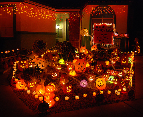 Ở Ireland thường chơi trò đục khoét củ khoai tây và bí đao trong lễ hội Halloween.