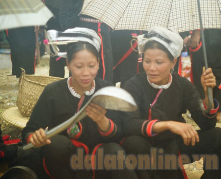 Trẻ em và phụ nữ miền núi trong chợ phiên
