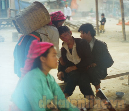 Quá chén tại chợ phiên và hình ảnh nhẫn nại chăm sóc chồng