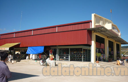 Vì sao dân chưa chịu vào chợ?