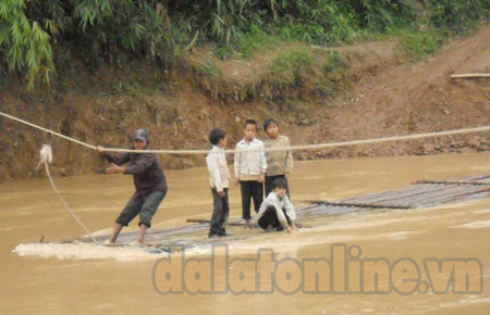 Chèo xuồng đi tìm con chữ