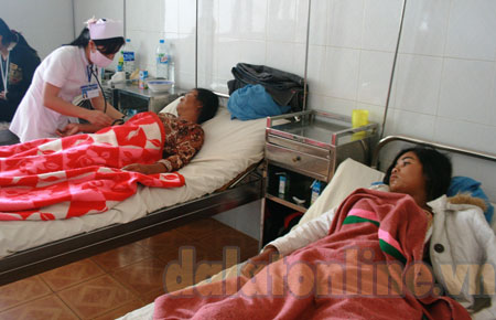 Lật xe tải, 1 người chết, 55 người bị thương