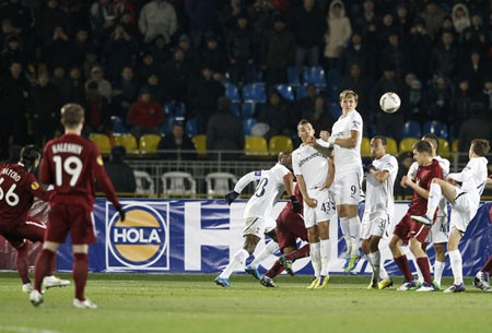 Tottenham, Udinese thua xấu hổ trên đất khách