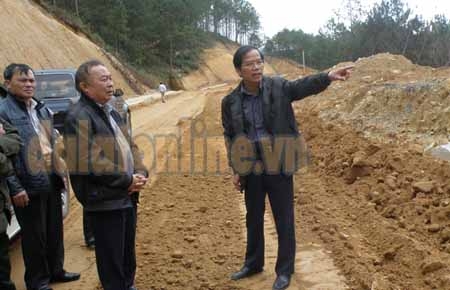 Chủ tịch UBND tỉnh kiểm tra đường 722 vào Đưng K’Nơh