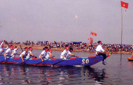 Đua thuyền trong ngày Liên hoan trà quốc tế
