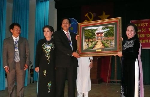 Tặng quà cho trường. Ảnh Viết Trọng