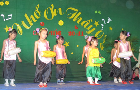Nhiều tiết mục văn nghệ hấp dẫn do các em học sinh Trường Tiểu học Tu Tra biểu diễn. Ảnh Hải Yến - Nguyệt Thu
