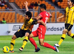 &quot;Phế truất&quot; Indonesia, Malaysia dẫn đầu bảng