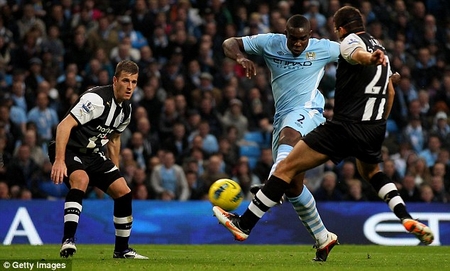 Balotelli lại khai hỏa, Man City giữ vững ngôi đầu