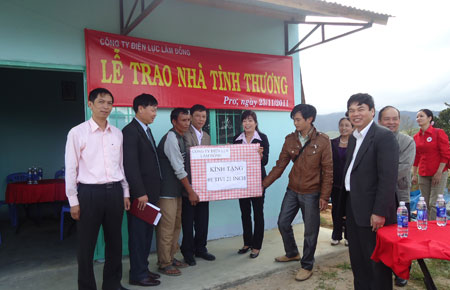 Trao tặng nhà tình thương cho ông Ya Thây