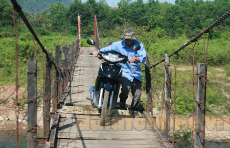 Đạ Huoai: Cầu treo Đạ Ploa hư hỏng nặng