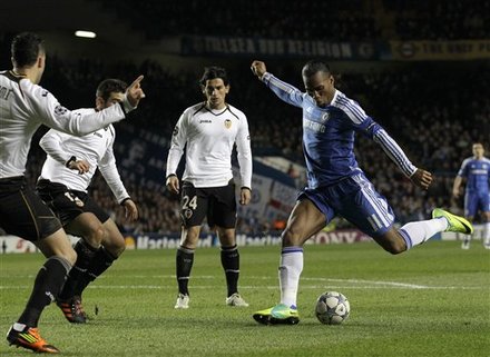 Drogba lập cú đúp giúp Chelsea giành vé đi tiếp