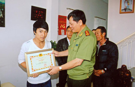 Dũng cảm trấn áp tội phạm