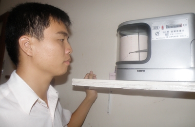 Trạm trưởng Khí tượng hải văn Trường Sa Hoàng Văn Minh theo dõi diễn biến lượng mưa
