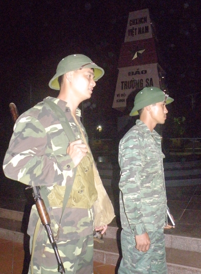 Tuần tra giữ bình yên đêm Trường Sa.