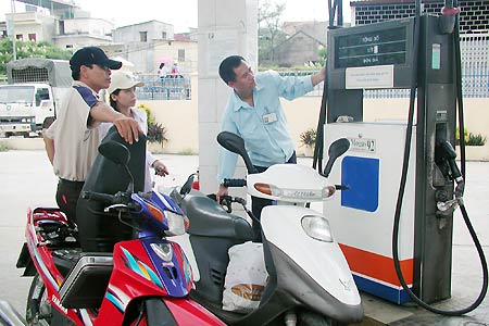 Giữ nguyên giá bán xăng dầu, giảm mức trích Quỹ bình ổn