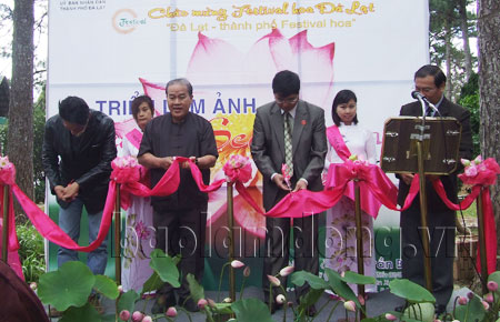 Cắt băng khánh thành. Ảnh Quỳnh Uyển