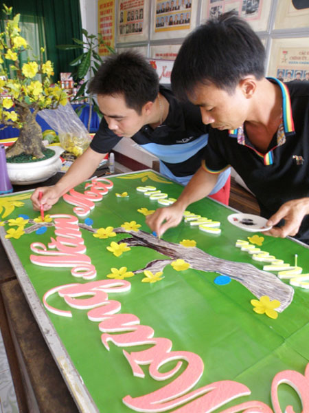 Lính mới- Hà Văn Dũng (trái) và Nguyễn Xuân Quý mới ra đảo 4 ngày trang trí Tết