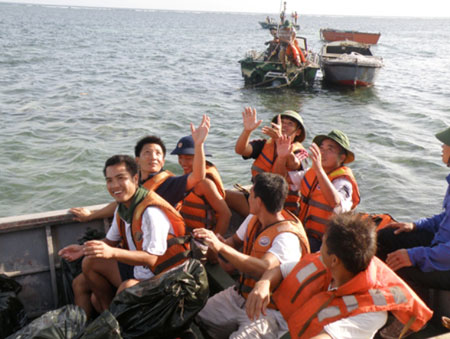 Chia tay đảo thân thương để về với đất liền.