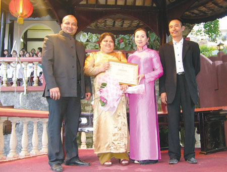Trao chứng chỉ nghề thêu cho phụ nữ Srilanca