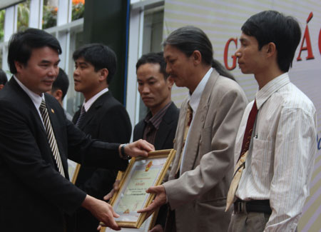 Đ/c Phạm S - TUV, Phó Chủ tịch UBND tỉnh trao giải Nhì cho các tác giả