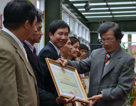 Đ/c Nguyễn Thanh Đạm - Tổng Biên tập Báo Lâm Đồng trao giải khuyến khích cho các nhà báo và phóng viên đoạt giải