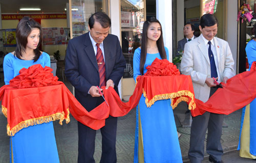  Đại diện lãnh đạo tỉnh cắt băng khai mạc Hội báo xuân Nhâm Thìn 2012.