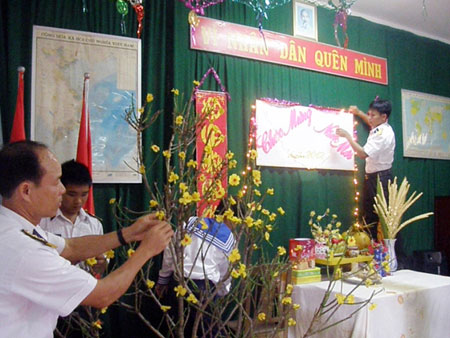 Cùng nhau trang trí bàn thờ Tổ quốc.