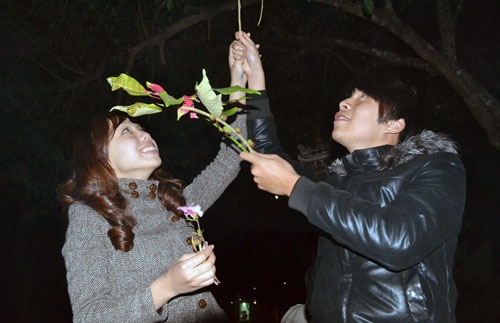 Đôi bạn trẻ cùng thả ước nguyện cầu chúc năm mới Nhâm Thìn 2012 hạnh phúc!