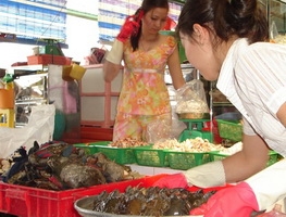 Sau Tết hàng hóa thiết yếu vẫn... đắt hàng