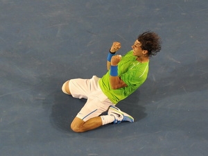 Nadal hạ gục kình địch Federer để vào chung kết